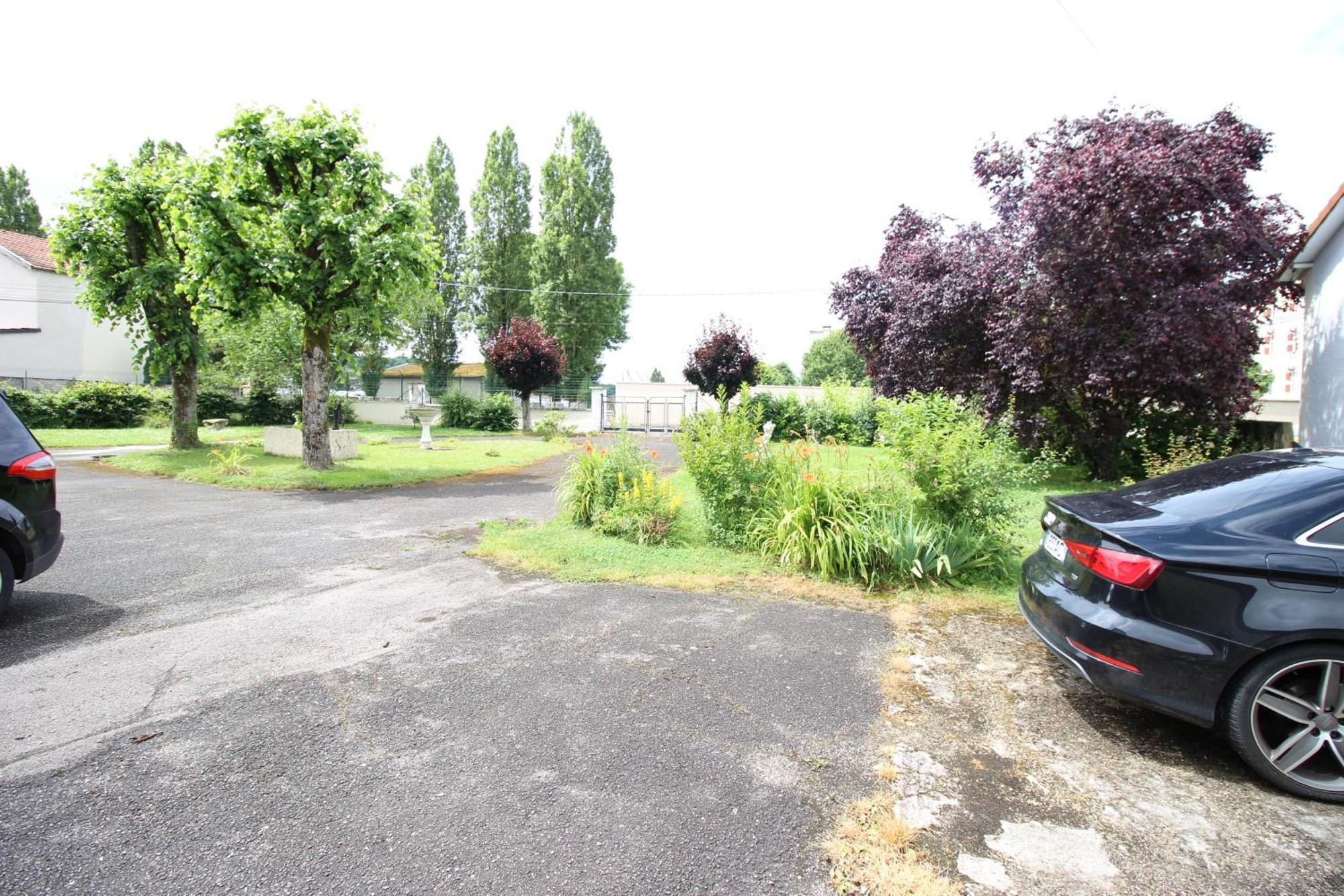 3 Chambres - Tres Grand Jardin Privee - Terrasse Privee - Garage Velo Et Moto - Parking Voiture Privee Dans La Propriete - Gere Par Presta-Zen'Services Thierville-sur-Meuse Luaran gambar