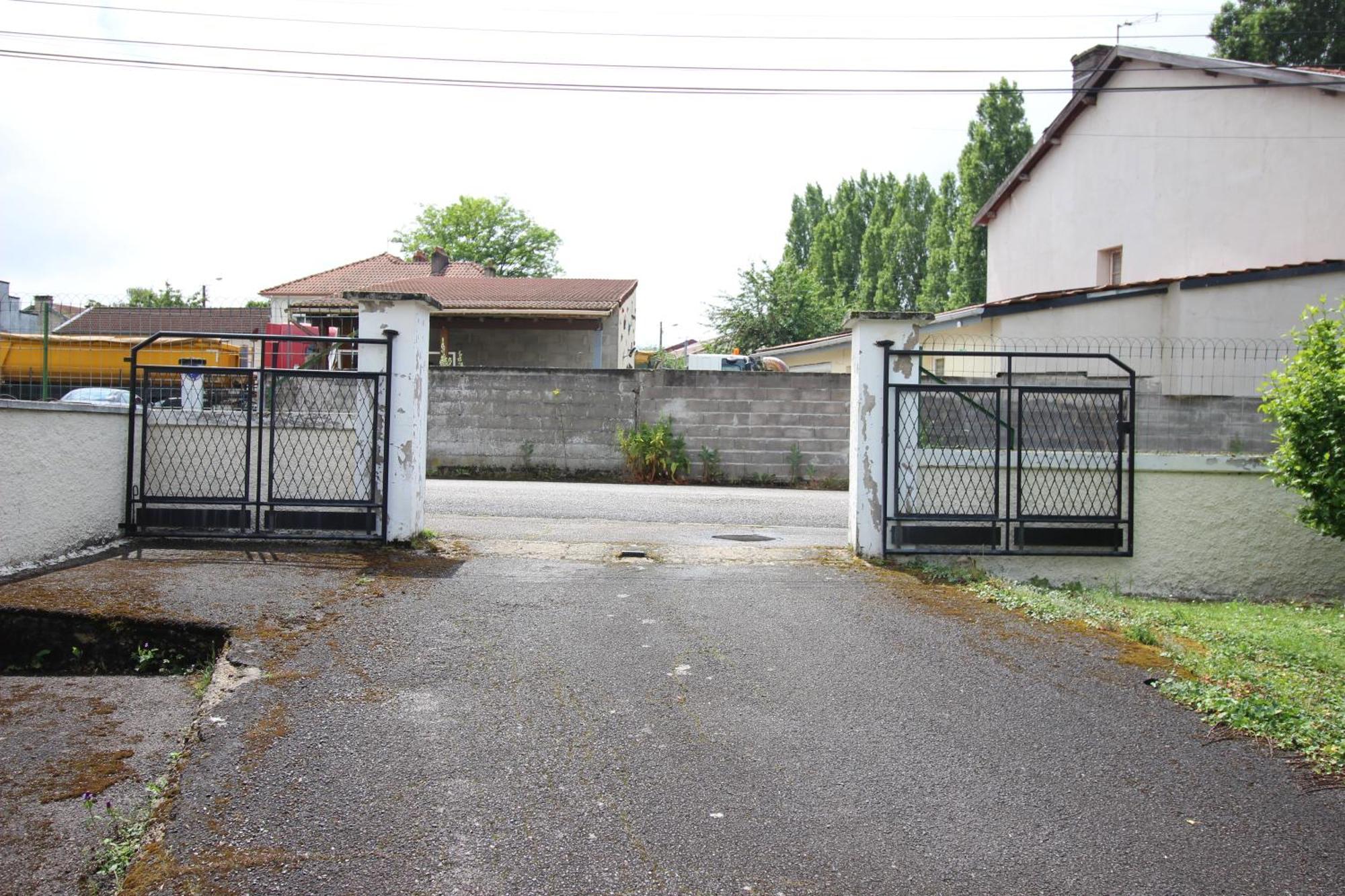 3 Chambres - Tres Grand Jardin Privee - Terrasse Privee - Garage Velo Et Moto - Parking Voiture Privee Dans La Propriete - Gere Par Presta-Zen'Services Thierville-sur-Meuse Luaran gambar